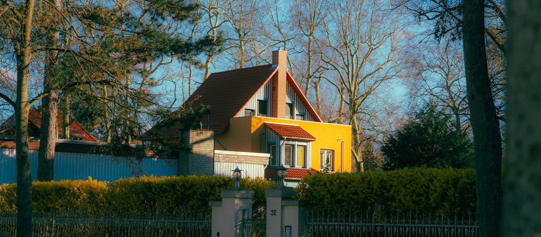 Musterbild eines modernen Familienhauses mit Garten