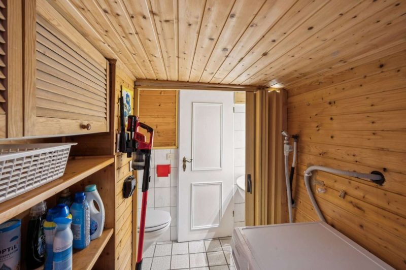 Einziehen und weitergestalten: Vielseitiges Wohnhaus mit Wintergarten und zwei Garagen