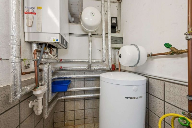 Einziehen und weitergestalten: Vielseitiges Wohnhaus mit Wintergarten und zwei Garagen