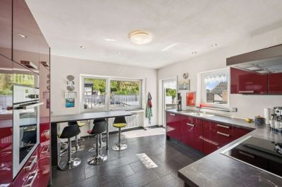 Einziehen und weitergestalten: Vielseitiges Wohnhaus mit Wintergarten und zwei Garagen