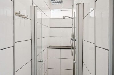 Einziehen und weitergestalten: Vielseitiges Wohnhaus mit Wintergarten und zwei Garagen