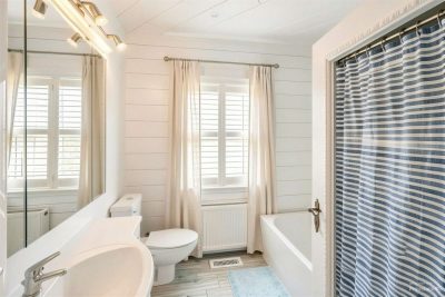 Einziehen und weitergestalten: Vielseitiges Wohnhaus mit Wintergarten und zwei Garagen