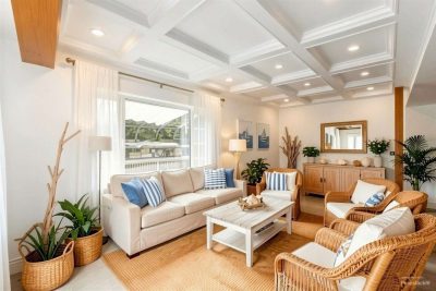 Einziehen und weitergestalten: Vielseitiges Wohnhaus mit Wintergarten und zwei Garagen