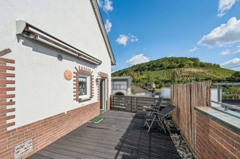 Einziehen und weitergestalten: Vielseitiges Wohnhaus mit Wintergarten und zwei Garagen