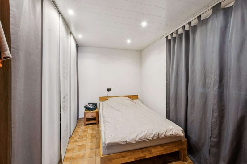 Einziehen und weitergestalten: Vielseitiges Wohnhaus mit Wintergarten und zwei Garagen