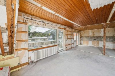 Einziehen und weitergestalten: Vielseitiges Wohnhaus mit Wintergarten und zwei Garagen