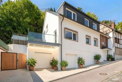Einziehen und weitergestalten: Vielseitiges Wohnhaus mit Wintergarten und zwei Garagen
