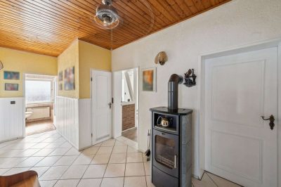 Einziehen und weitergestalten: Vielseitiges Wohnhaus mit Wintergarten und zwei Garagen