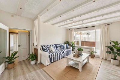 Einziehen und weitergestalten: Vielseitiges Wohnhaus mit Wintergarten und zwei Garagen