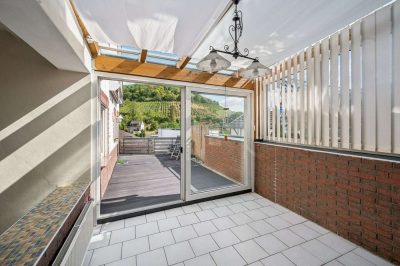 Einziehen und weitergestalten: Vielseitiges Wohnhaus mit Wintergarten und zwei Garagen