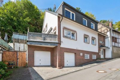 Einziehen und weitergestalten: Vielseitiges Wohnhaus mit Wintergarten und zwei Garagen