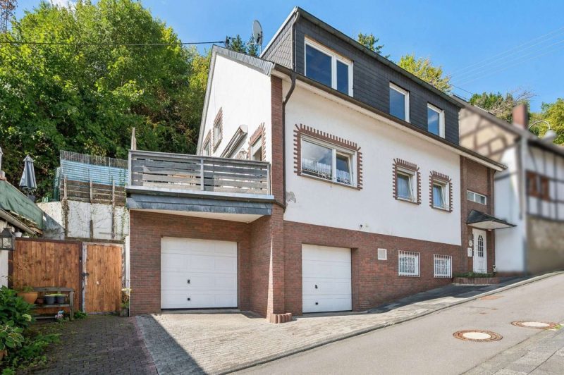 Einziehen und weitergestalten: Vielseitiges Wohnhaus mit Wintergarten und zwei Garagen