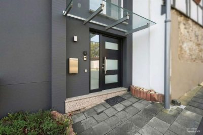 Einziehen und weitergestalten: Vielseitiges Wohnhaus mit Wintergarten und zwei Garagen