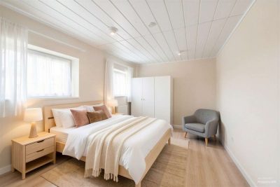 Einziehen und weitergestalten: Vielseitiges Wohnhaus mit Wintergarten und zwei Garagen
