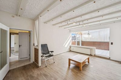 Einziehen und weitergestalten: Vielseitiges Wohnhaus mit Wintergarten und zwei Garagen