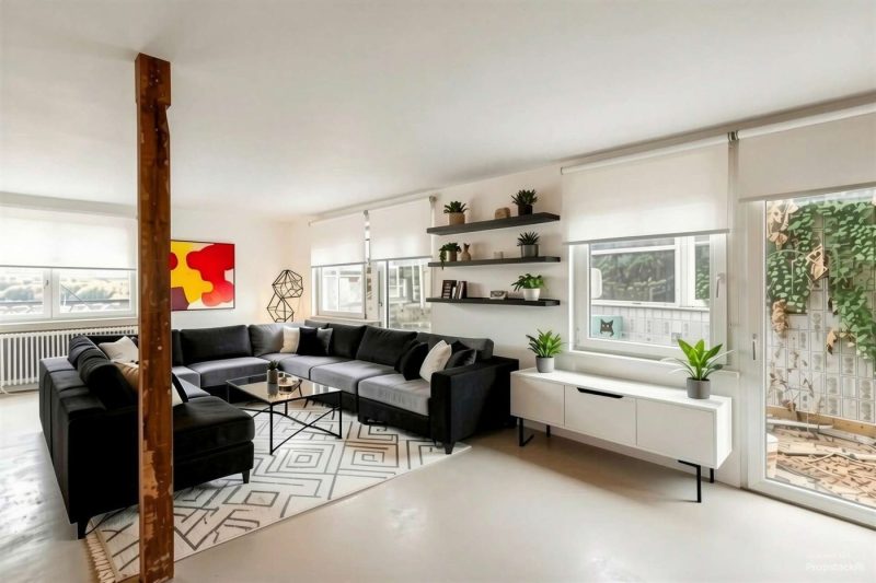 Einziehen und weitergestalten: Vielseitiges Wohnhaus mit Wintergarten und zwei Garagen