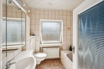 Einziehen und weitergestalten: Vielseitiges Wohnhaus mit Wintergarten und zwei Garagen