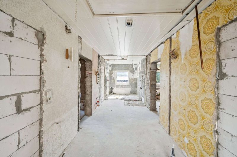 Einziehen und weitergestalten: Vielseitiges Wohnhaus mit Wintergarten und zwei Garagen