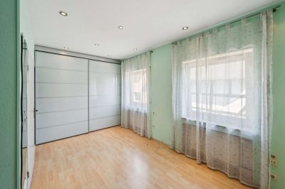 Einziehen und weitergestalten: Vielseitiges Wohnhaus mit Wintergarten und zwei Garagen