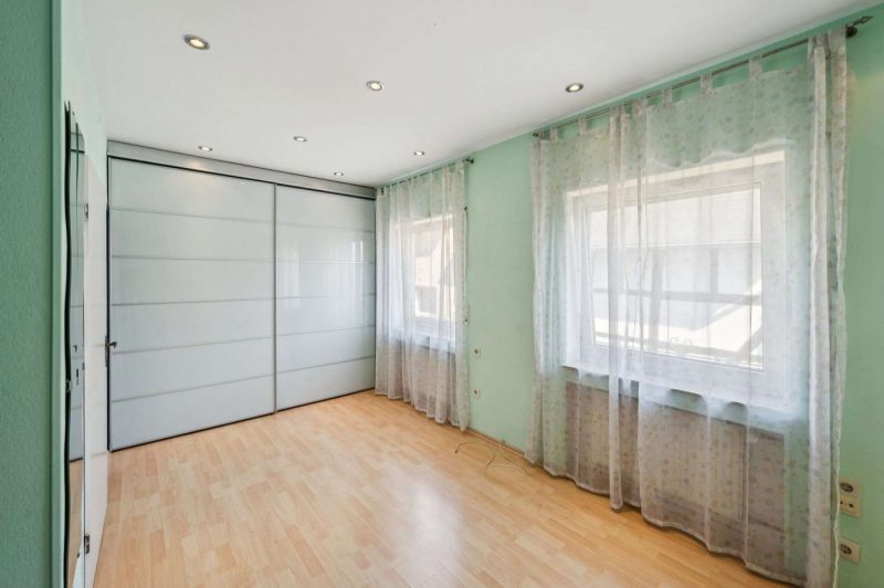 Einziehen und weitergestalten: Vielseitiges Wohnhaus mit Wintergarten und zwei Garagen