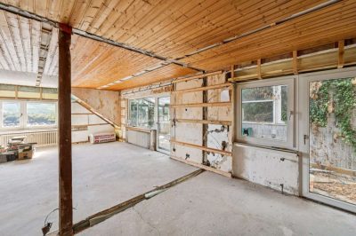 Einziehen und weitergestalten: Vielseitiges Wohnhaus mit Wintergarten und zwei Garagen