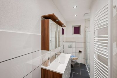 Einziehen und weitergestalten: Vielseitiges Wohnhaus mit Wintergarten und zwei Garagen