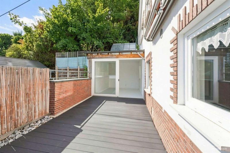 Einziehen und weitergestalten: Vielseitiges Wohnhaus mit Wintergarten und zwei Garagen