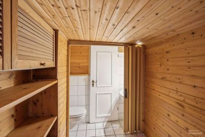 Einziehen und weitergestalten: Vielseitiges Wohnhaus mit Wintergarten und zwei Garagen
