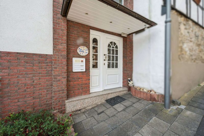 Einziehen und weitergestalten: Vielseitiges Wohnhaus mit Wintergarten und zwei Garagen