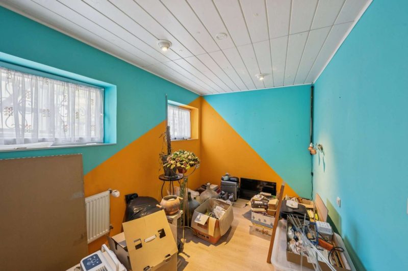 Einziehen und weitergestalten: Vielseitiges Wohnhaus mit Wintergarten und zwei Garagen